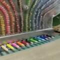 色鉛筆製作太療癒！工廠公開生產過程　一次「彩虹色全部掉下來」看了超舒爽