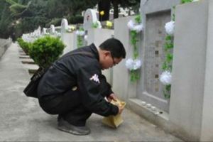 傻小子年年上錯墳，突然有位老人要送他一棟房子，他卻只要草紙錢