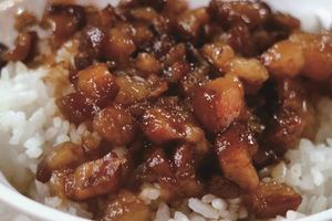 買肉燥飯肉燥和白飯要另外放，客人上網投訴，老闆霸氣回應