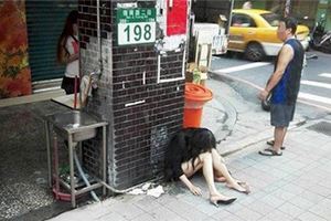 復興路二段198號驚現倒v字長腿妹「被撿屍放生」：褲子都被脫掉了！