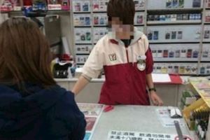 「A店寄杯B店拿」奧客被拒怒嗆：「PO網讓妳紅！」，結果女店員霸氣回「這句話」竟讓對方嚇到逃走！