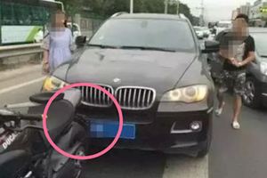 寶馬X6夫婦不爽被重機騎士超車，於是開車追尾從後面撞上去，一下車就對騎士破口大罵，知道自己撞到什麼重車後，當場嚇到哭