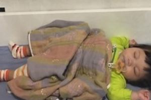 天才老爸神招「幫女兒防蚊」，媽媽洗澡出來看到差點暈倒！直呼「真的不能讓男人帶孩子…」