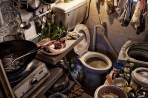 住久了人都癲!香港24張「超擠棺材房實照」超可怕,廚房廁所睡床全在一間房!