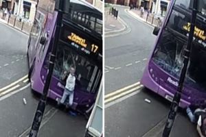 這個大叔突然被巴士「直接撞飛倒在地上」，下一秒監視器卻拍到讓大家錯愕的畫面！