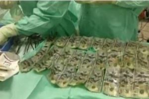 這個老婆偷存的錢被丈夫發現後反應超狂，她竟然把21萬的鈔票全部吃進肚子裡！