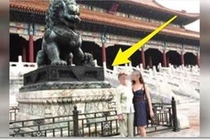 女網友在北京故宮拍照時，一尊石獅子像入鏡「爺爺看到馬上要孫女趕快刪照片」！