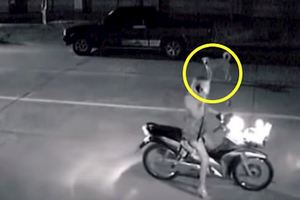 深夜，一名騎機車的年輕美女正常的在路上行駛，監控拍下了可怕的一幕！（視頻）