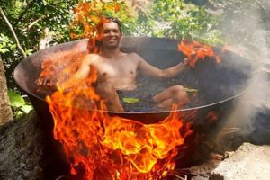 這名遊客94狂「直接被在地人丟進燒著的大鍋」，超猛的火讓大家都覺得他要被煮熟了