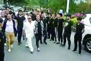百名小弟聚集監獄門口放鞭炮迎接出獄的黑道老大，結果才幾分鐘馬上被抓回去「再關6年」！
