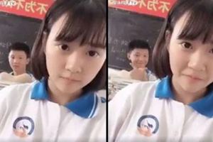 超萌學生妹自拍！結果被後方男同學…下一秒超犯規萌笑「網友被徹底融化了」(圖+影)