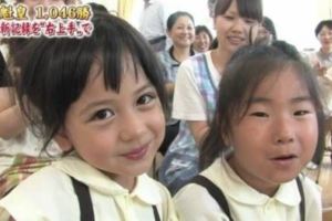 這對長相「天差地北」的姊妹花長大了！沒想到「女大18變的她們」讓網友真的嚇歪了.....
