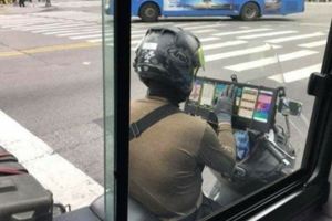 機車騎士等紅綠燈「狂滑6支手機」，正當網友要開罵知道「真相」後紛紛表示辛苦了！