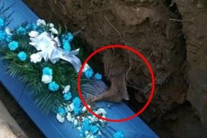 85歲阿公棺材下葬到一半，泥土中突然伸出「一隻腐爛屍腳」....在場所有人全嚇瘋！
