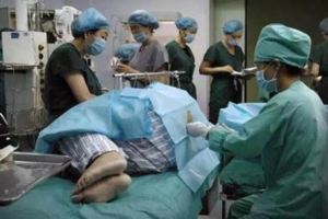 剖腹產才3天，肚子竟又大了起來，​​打開腹腔，醫生下跪向家屬道歉！