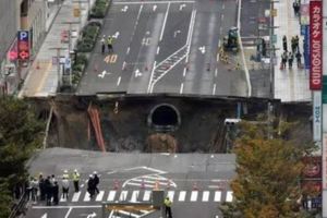 日本街道「這塊地突然塌了」...萬萬沒想到，竟然有這些「奇怪的東西」冒出來了...