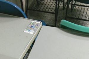 他發現學弟的iPhone留在課桌上時打算要幫他收起來，但是當手伸過去要拿時卻整個人都驚呆住了！
