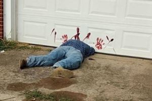 驚見車庫門口「半身屍體」倒血泊超驚悚，路人報警警察笑了：「去恭賀屋主」！