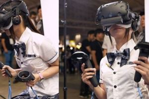 這名「肉感制服少女」在電玩展上大玩VR遊戲，沒想到當她「拿下眼罩」後所有人都沉默了！......