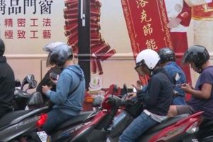 騎士等紅燈「爽滑6隻手機」被痛罵不要命！知情人士透露背後原因真的誤會人家了啦！