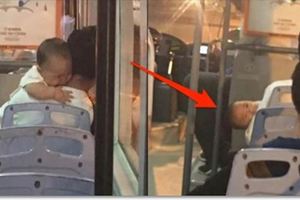 女網友發現「抱嬰兒的爸爸行為詭異」，po網求助卻意外又發現「驚悚的細節」，大家大喊「報警後快逃吧」!