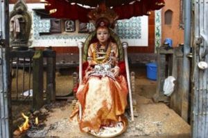 7歲的她是全國的「活女神」受全國膜拜，但她的腳一輩子都不能碰地，而且只要一生病就會被...