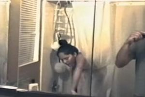 先生拿攝影機偷拍正在洗澡的太太，結果居然出現「不可思議」的畫面，讓螢幕前的網友徹底嚇壞了！
