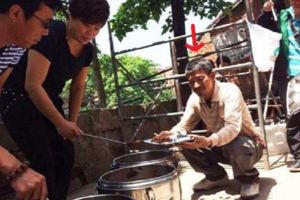 看明星在片場吃飯，就明白為啥劉德華活該紅一輩子，她在看啥呢？