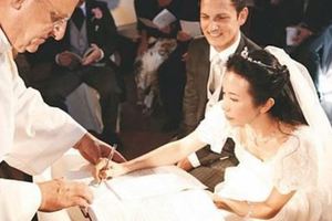 被朱茵捉在床，遭舒淇搶男友！41歲的她嫁給24年前的初戀...!