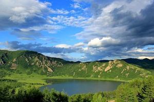 內蒙古有一座小鎮，植被覆蓋率95%，擁有世界上罕見的月亮形天池