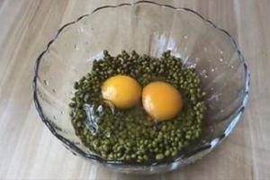 半碗綠豆，兩個雞蛋，這樣簡單一做，香甜美味，一大盤不夠家人吃