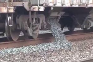 這就是為什麼火車鐵道上要堆滿碎石的原因！看完後只能說人類真是太聰明！
