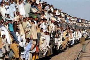揭秘：印度真實的火車是怎樣的？真的是車頂上都掛滿人嗎？其實大家都被騙了