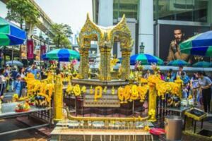 泰國處處都有四面佛，只有曼谷這個最靈驗，因有求必應而享譽國際