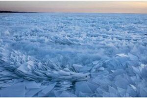 真實版冰雪奇緣！攝影師拍下罕見的「冰湖碎片」景象，湖上層層堆疊「宛如電影場景」般壯觀！