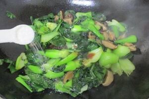 炒青菜時，下鍋前只要多加「這1步」，青菜不但不變黑，又嫩又好吃！
