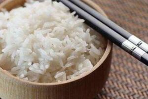 米飯放涼了再吃，有助於減肥？闢謠：效果並不明顯，還容易鬧肚子