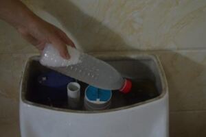 馬桶髒了別費力刷，只需一個塑料瓶，馬桶不髒也不臭