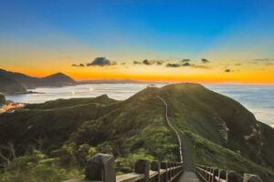 走在鼻頭角步道上飽覽天崖海角絕景！