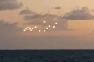 男子在北大西洋上拍見「UFO艦隊」突然出現驚呆網友