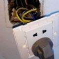 牆插座壞了怎麼辦？維修太貴，換新太煩，其實一個小鐵棍就能解決，你們家遇到過這樣的問題嗎？