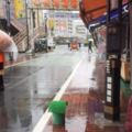 這張「不想工作的滑菇」孤單淋雨的照片在網路爆紅，沒人理的可憐樣意外成了最佳人氣賣點！