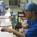 住院寶寶哭不停，護理師忙不過來…左手「吊點滴」加班的醫生伸出最暖右手