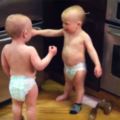 14個月大雙胞胎在廚房「答答答答」超認真交談！邊說邊笑「還比手畫腳」讓網友笑到飆淚！
