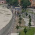 一道牆防河災滴水不漏　歐洲小鎮每年用「鐵壁」來阻止洪水