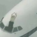 飛機起飛後擋風玻璃整塊飛走，機長慘被氣流捲出窗外，千鈞一髮之際他救了機上所有人！