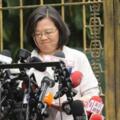 受訪時麥克風架突然傾斜 蔡英文一臉尷尬