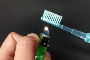 舊牙刷千萬不要扔，她用打火機輕輕一燒，沒想到奇蹟出現了