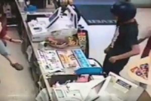 小屁孩買煙被要求看證件，兇狠「抬起右腳」露出刺X說這就是證件！結果女店員竟冷靜「舉起XX」說....