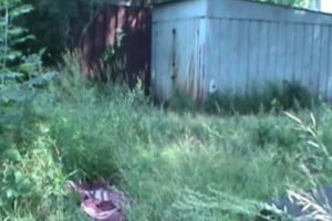 婦女看到草地上有一個被遺棄的嬰兒超錯愕，過後醫生脫下嬰兒的衣服「裡面的東西」讓大家都心碎了…